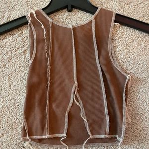 Crop top, cut in middle of the front side